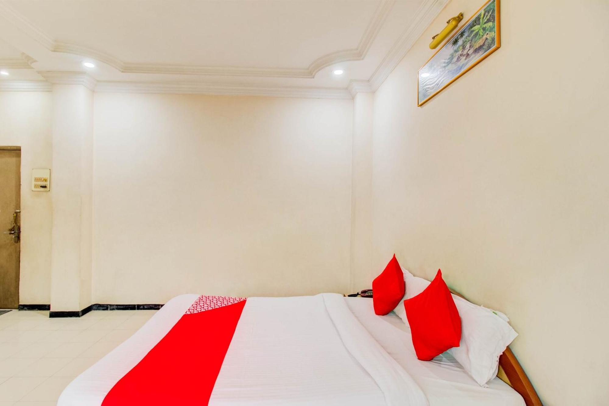 โอโย 76714 โฮเทล ศรีชัย พาเลซ Hotel นาสิก ภายนอก รูปภาพ