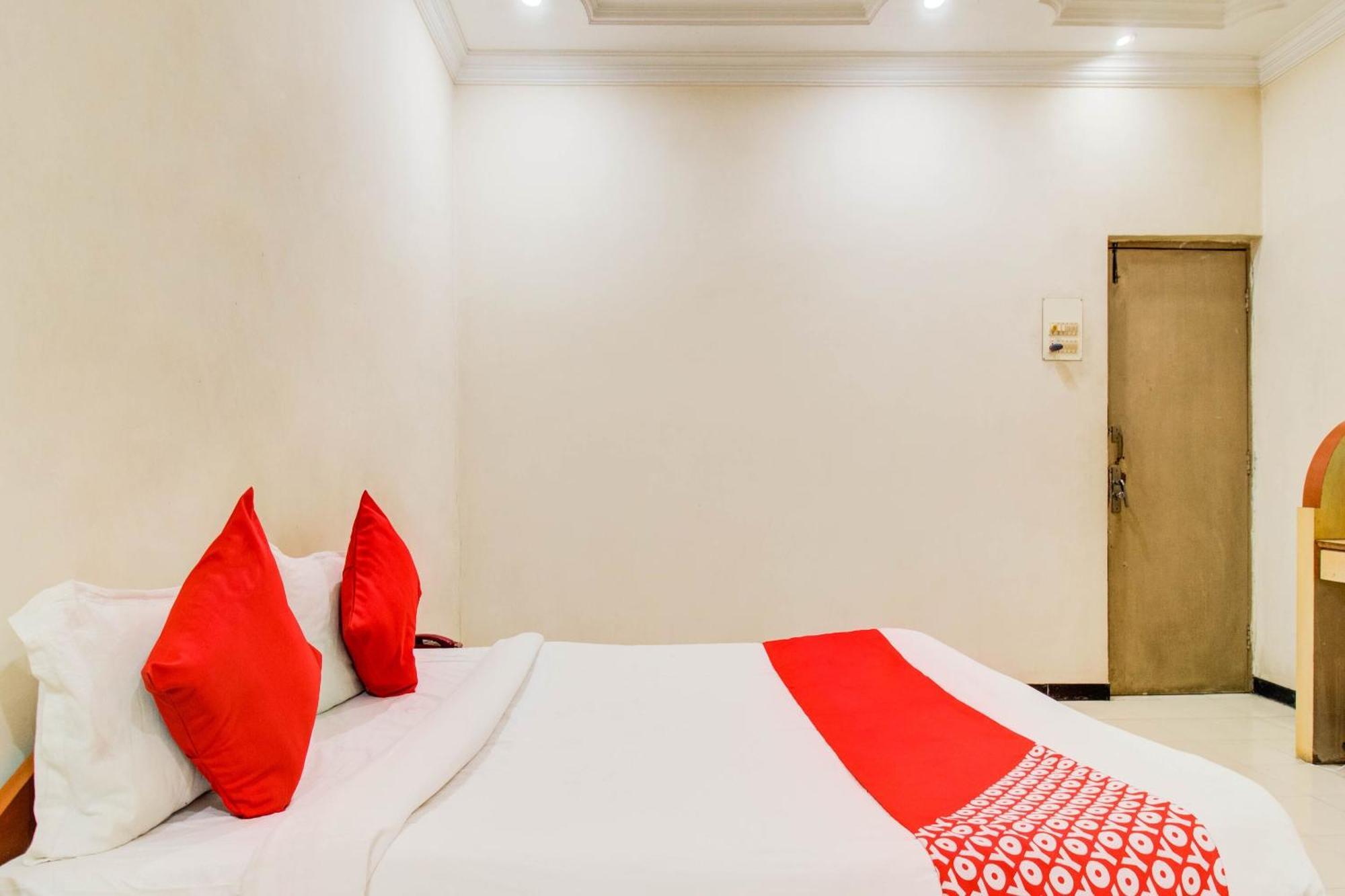 โอโย 76714 โฮเทล ศรีชัย พาเลซ Hotel นาสิก ภายนอก รูปภาพ
